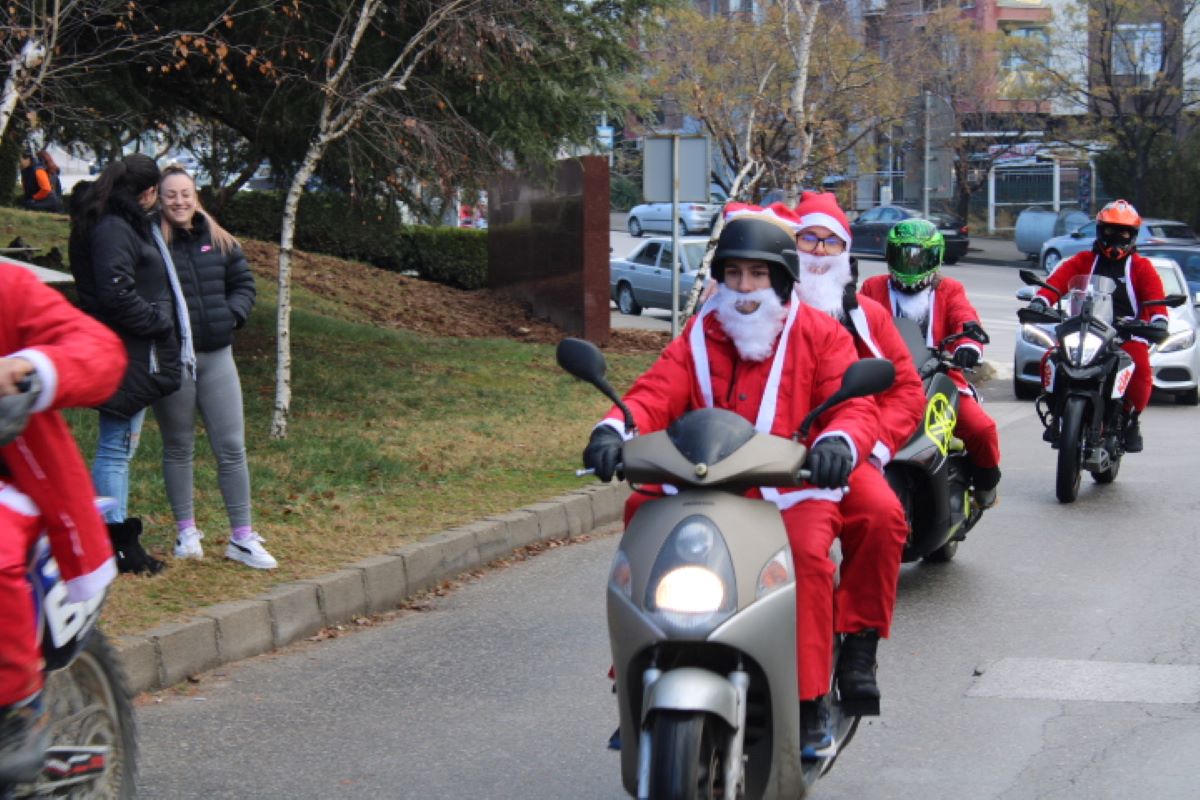 Дядо Коледа и джуджета на мотори зарадваха децата в Благоевград
