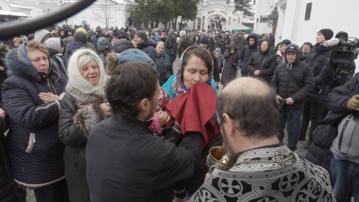 Стотици богомолци се събраха пред исторически манастир в Киев обвинен
