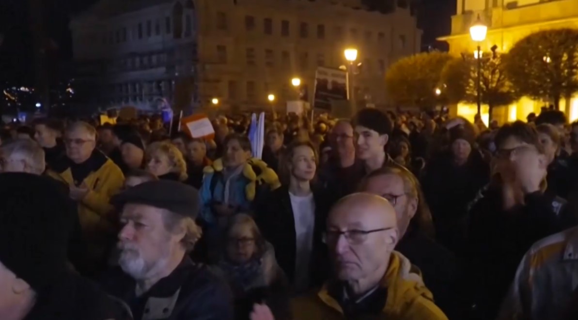 Стотици унгарци призоваха за оставката на президента си Каталин
