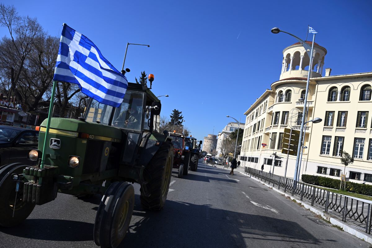 Черни знамена клаксони и ковчези качени на трактори Гръцки фермери
