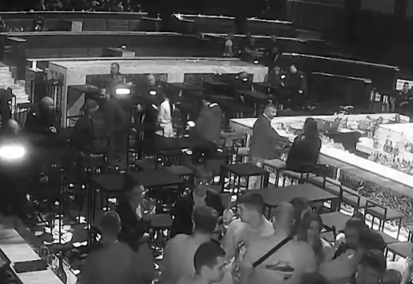 Безпрецедентен обиск на клиенти в нощно заведение в Пловдив. Полицията