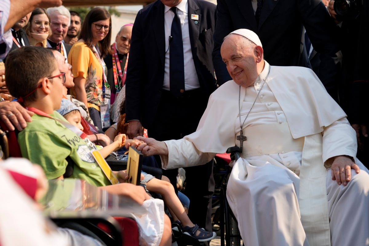 Десетки хиляди вярващи аплодираха папа Франциск при пристигането му във