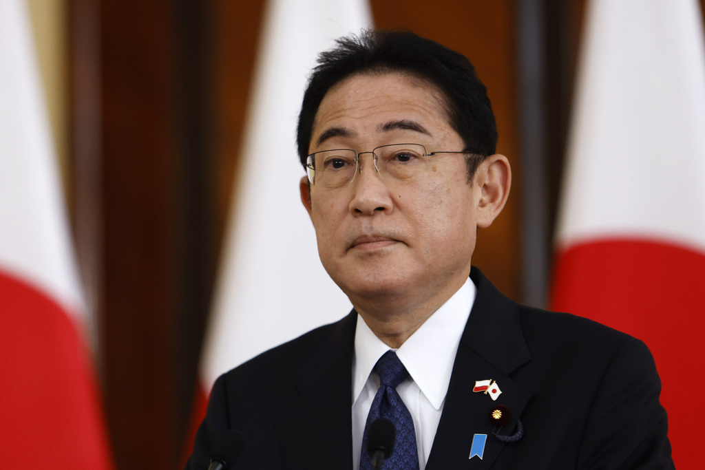 Млад мъж хвърли бомбичка по японския премиер Фумио Кишида на