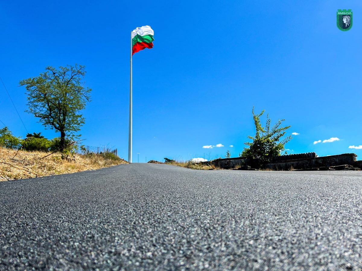 Издигнатият 55 метров пилон с националния флаг на хълм Боровец
