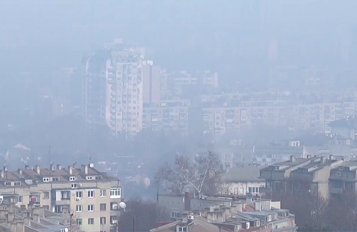 Въздухът над голяма част от страната остава силно замърсен в