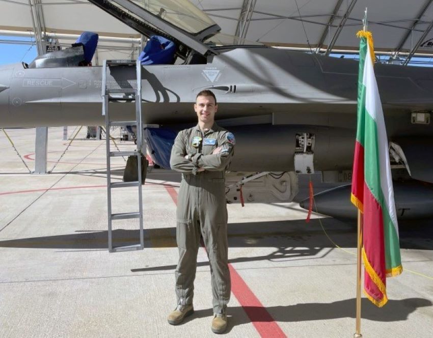 Втори български пилот завърши курса за усвояване на самолет F 16