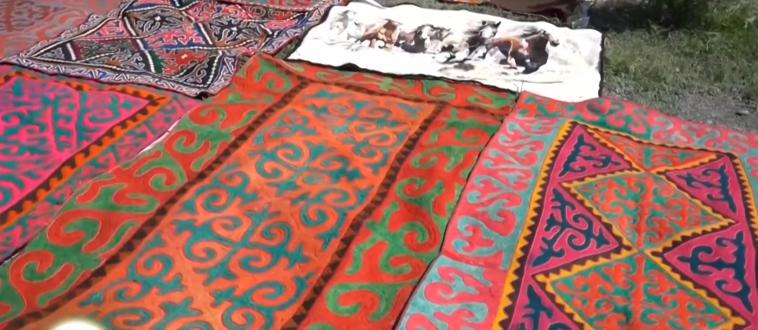 Тези килими са ширдаци Ширдакът е ръчно изработена и честно