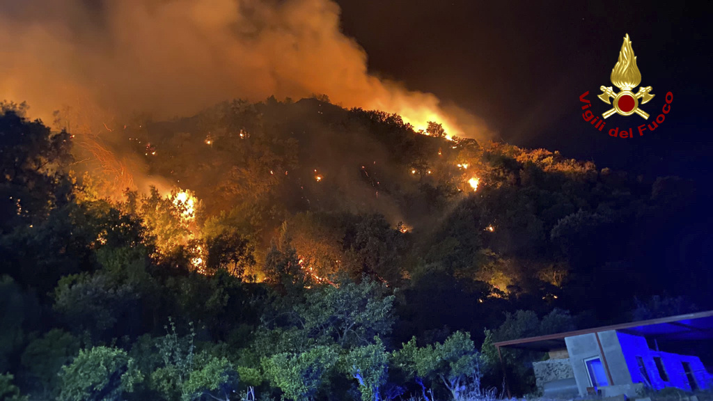 Пожари продължават да горят в Сицилия обхващайки големи части от