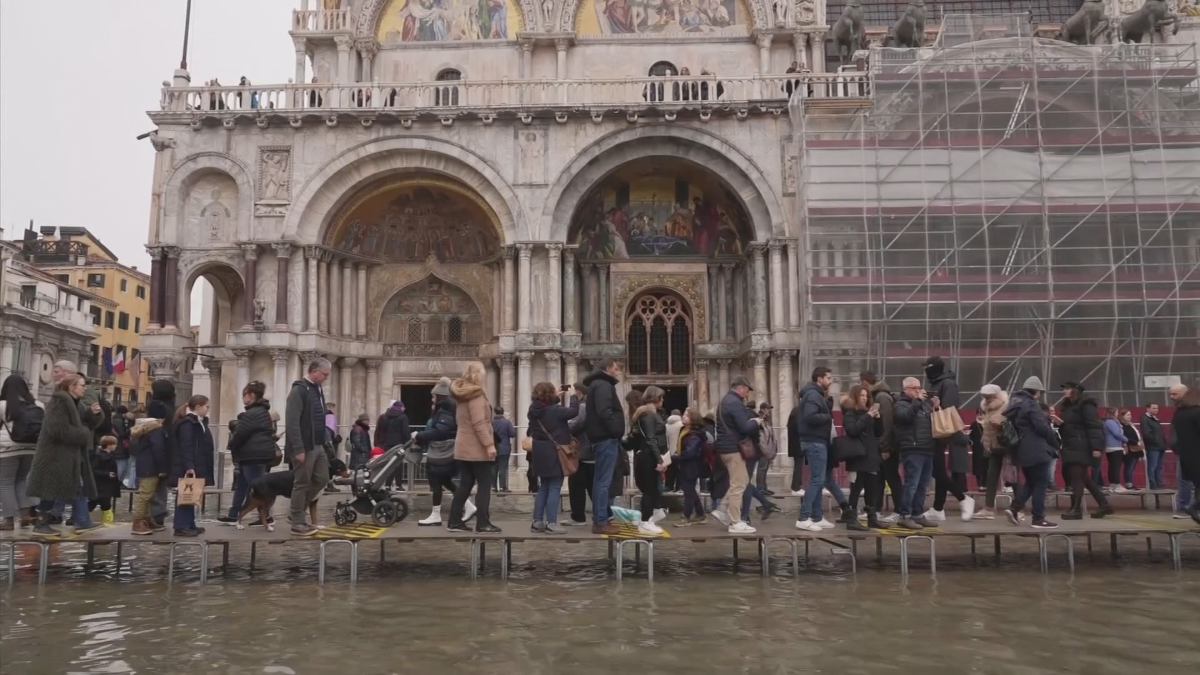 Рекордно ниско ниво на водата във Венеция В прочутите канали