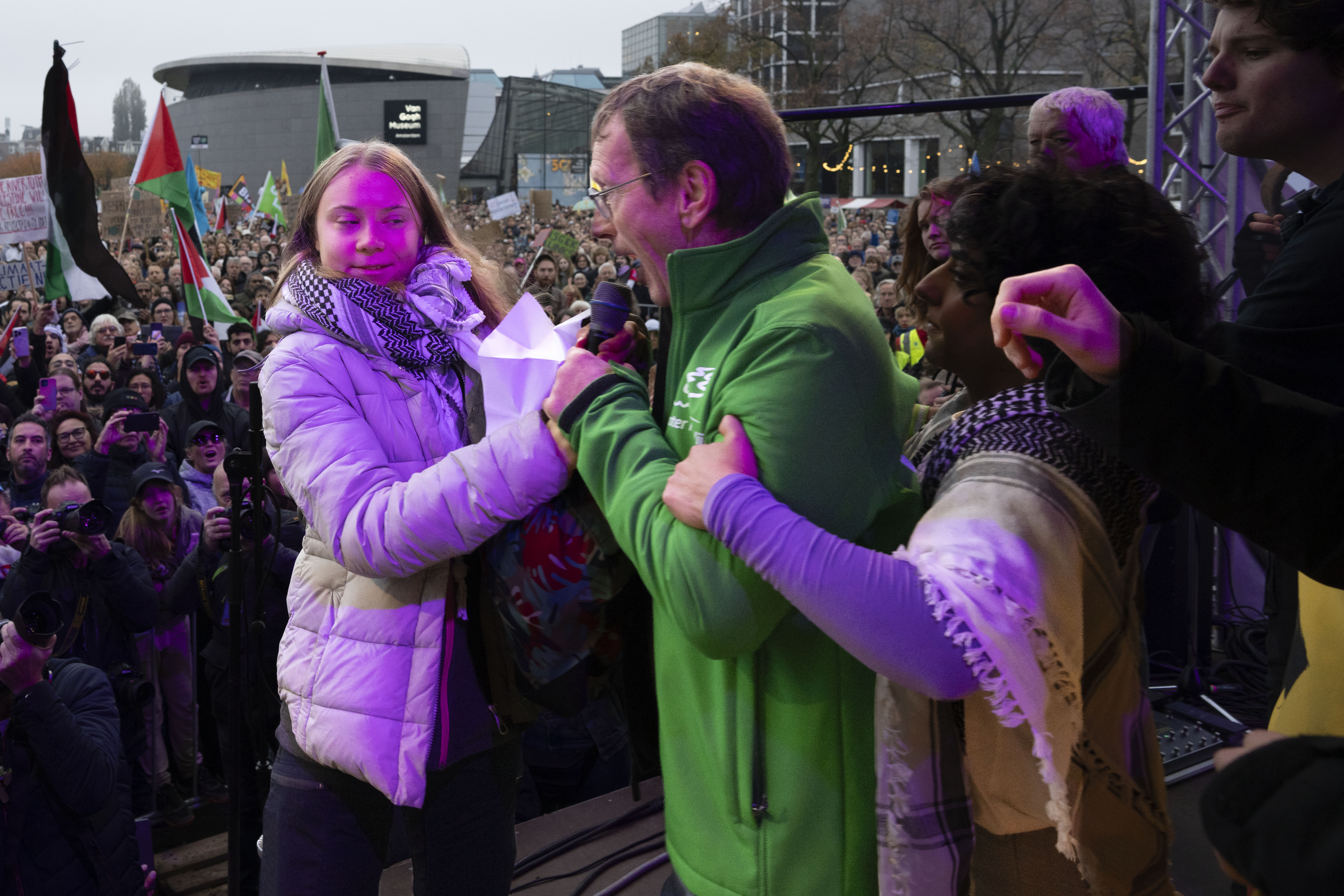 Протестиращ в Амстердам прекъсна реч на екоактивистката Грета Тунберг с критики