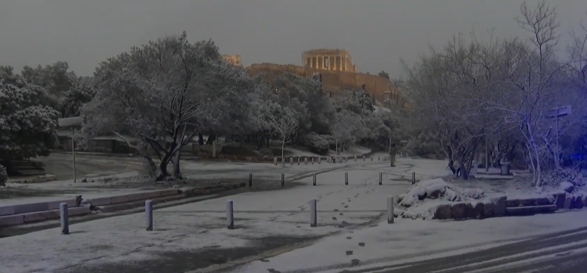 Силна снежна буря в гръцката столица Атина наложи затварянето на
