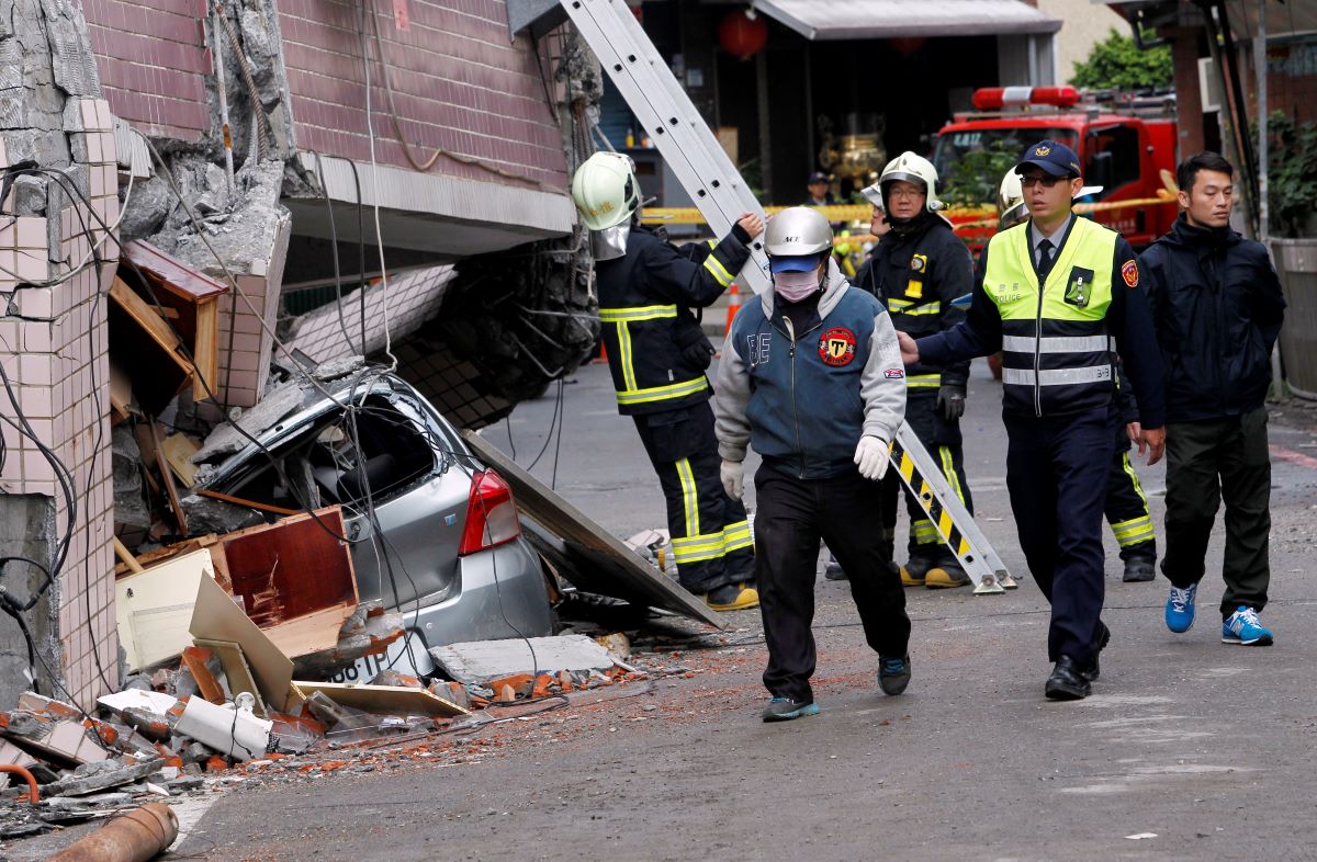 Най малко четирима души са загинали а други поне 50 са били ранени след земетресение в Тайван