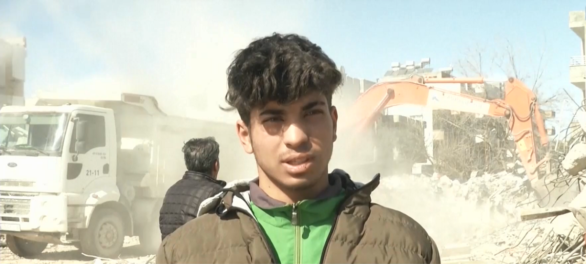 17 годишният Таха Ердем и семейството му спят дълбоко когато земетресението