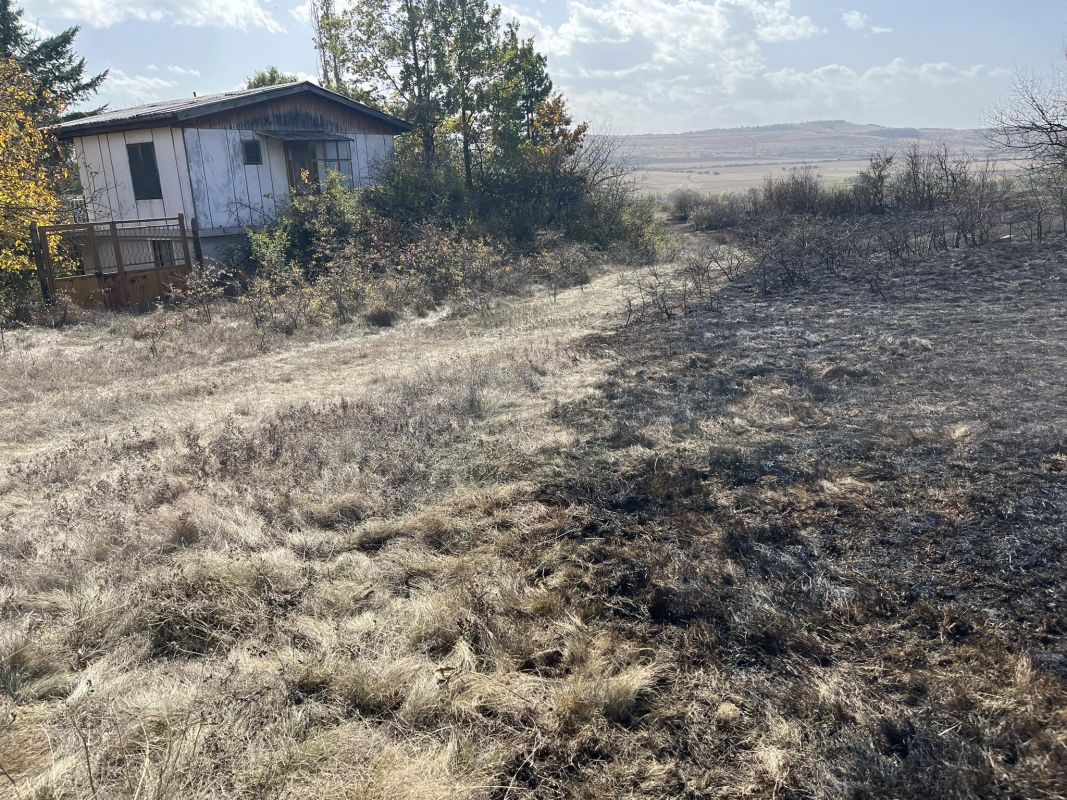 Горски пожар гори в района на град Нови Искър Стихията