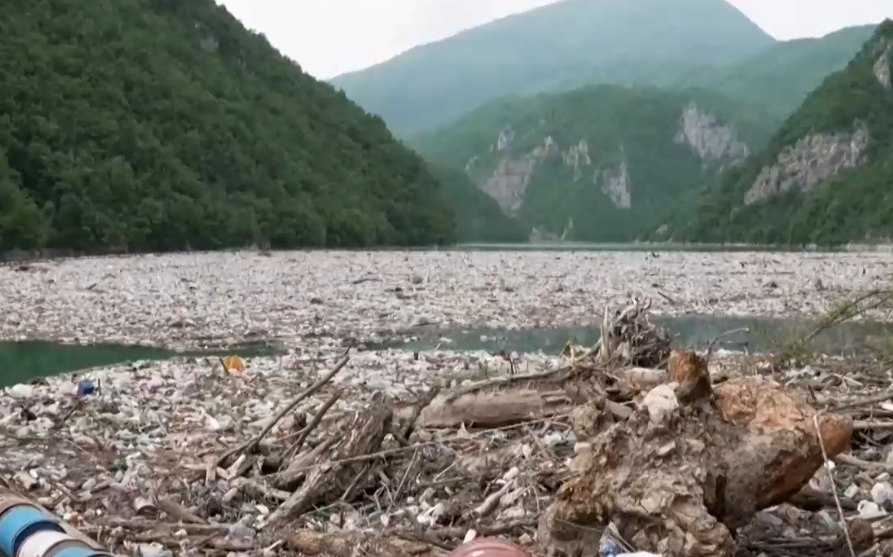 В продължение на повече от две десетилетия тонове отпадъци се