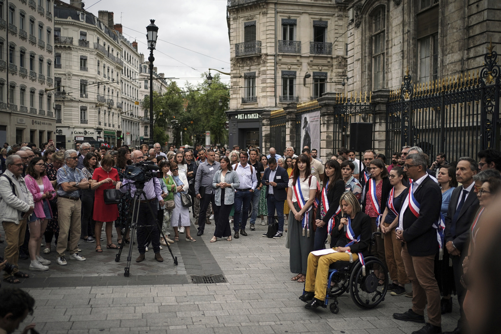 Много хора се събраха пред кметствата в цяла Франция в