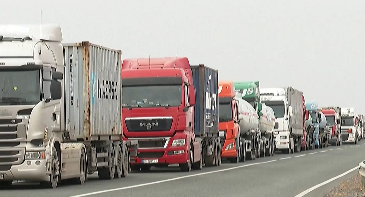 Митническите пунктове към Украйна са задръстени от стотици камиони които