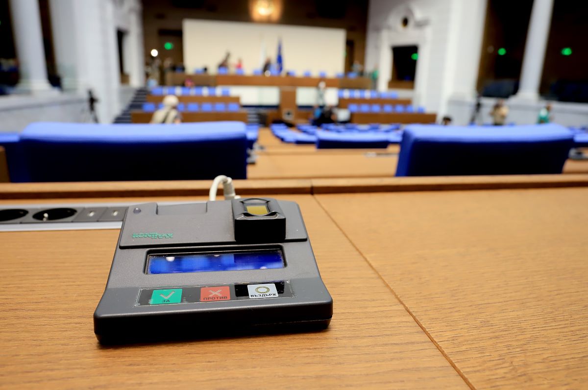 Очаква се депутатите да  продължат с окончателното гласуване на бюджета  Вчера ресорната комисия