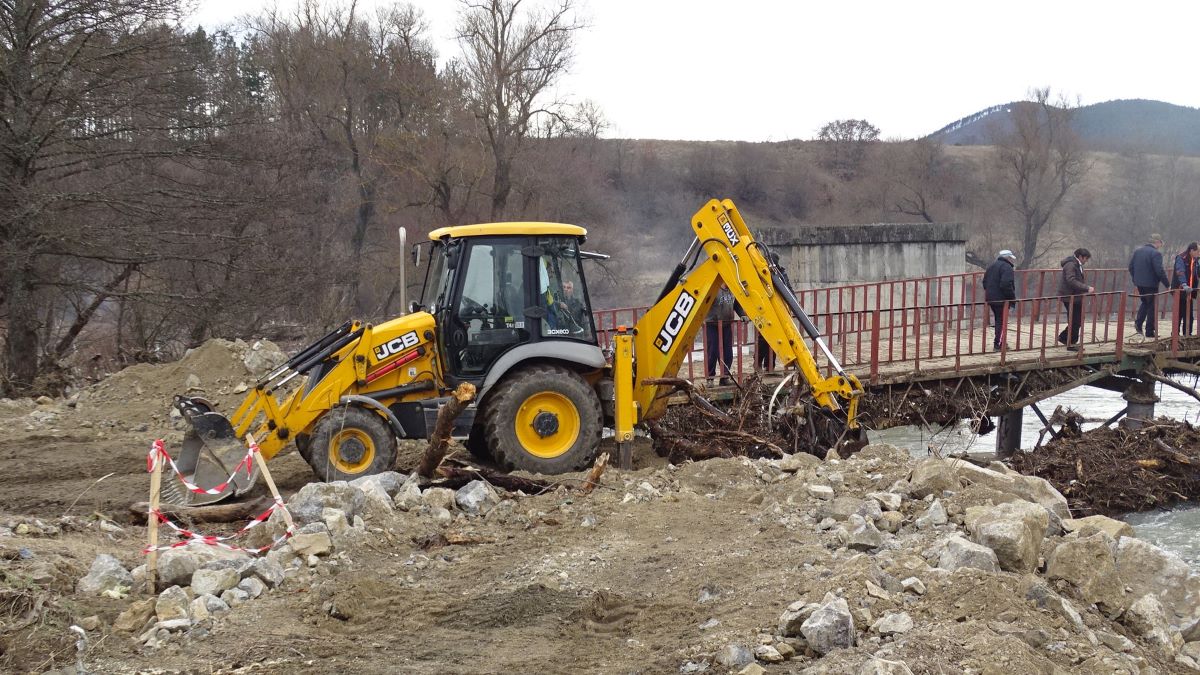 Двама работници загинаха затрупани при изкопни дейности в Перник Двама