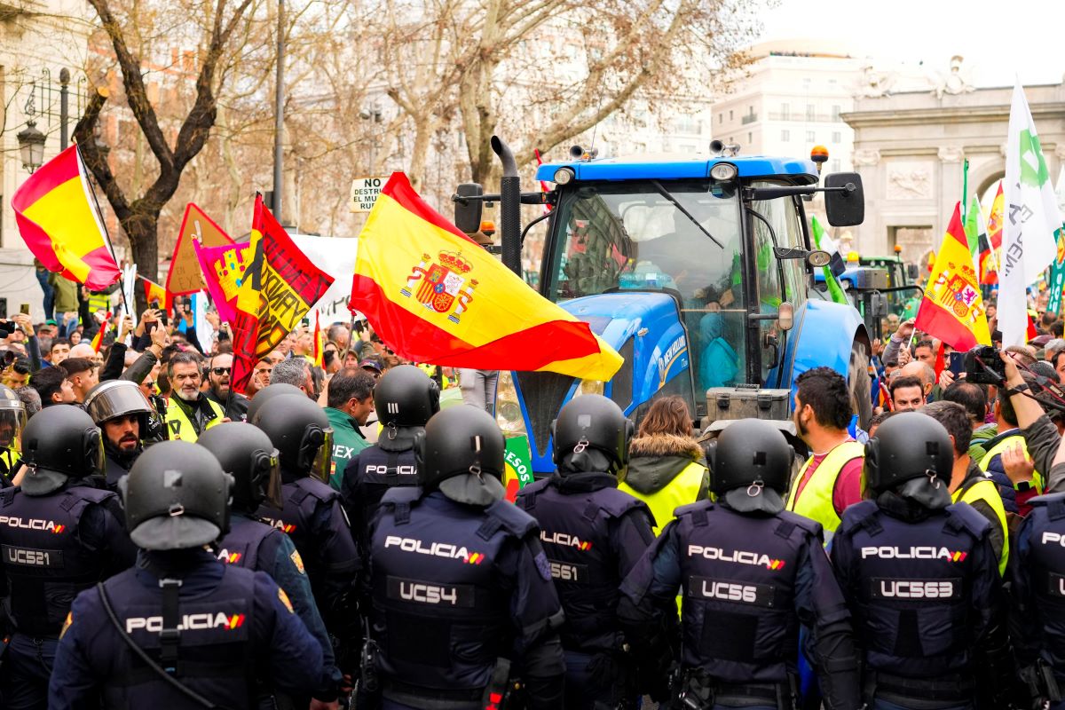 Десетки трактори и стотици фермери изпълниха за пореден път Мадрид