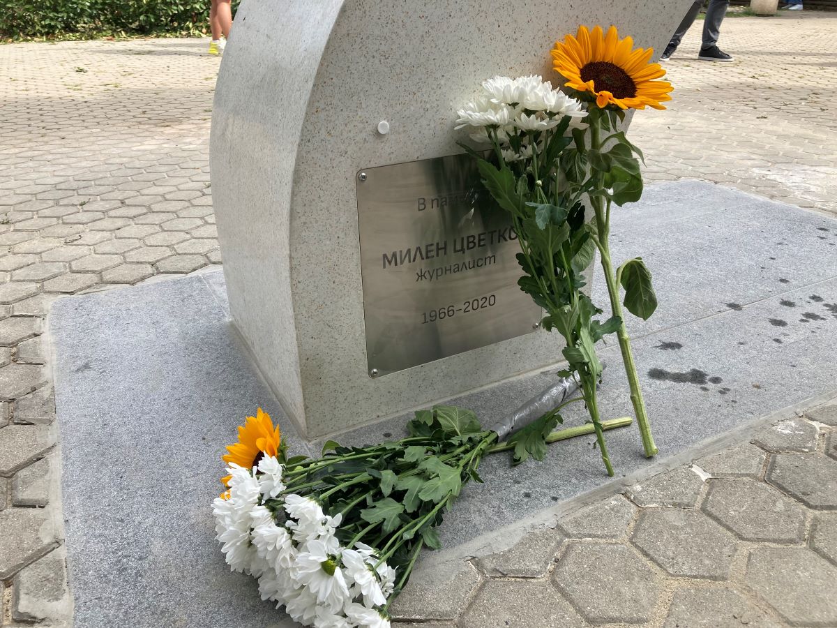 На метри от кръстовището на което Милен Цветков загина преди