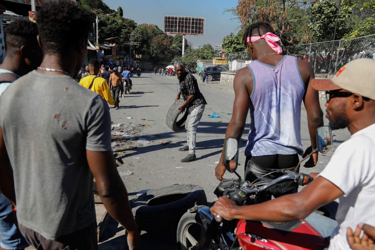 Столицата на Хаити Порт о Пренс бе блокирана а горящи барикади