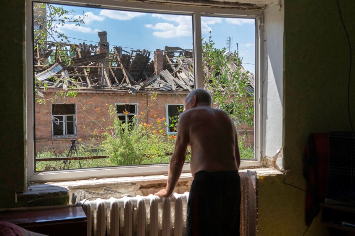Руските сили напредват около украинския град Бахмут в Донбас оставяйки