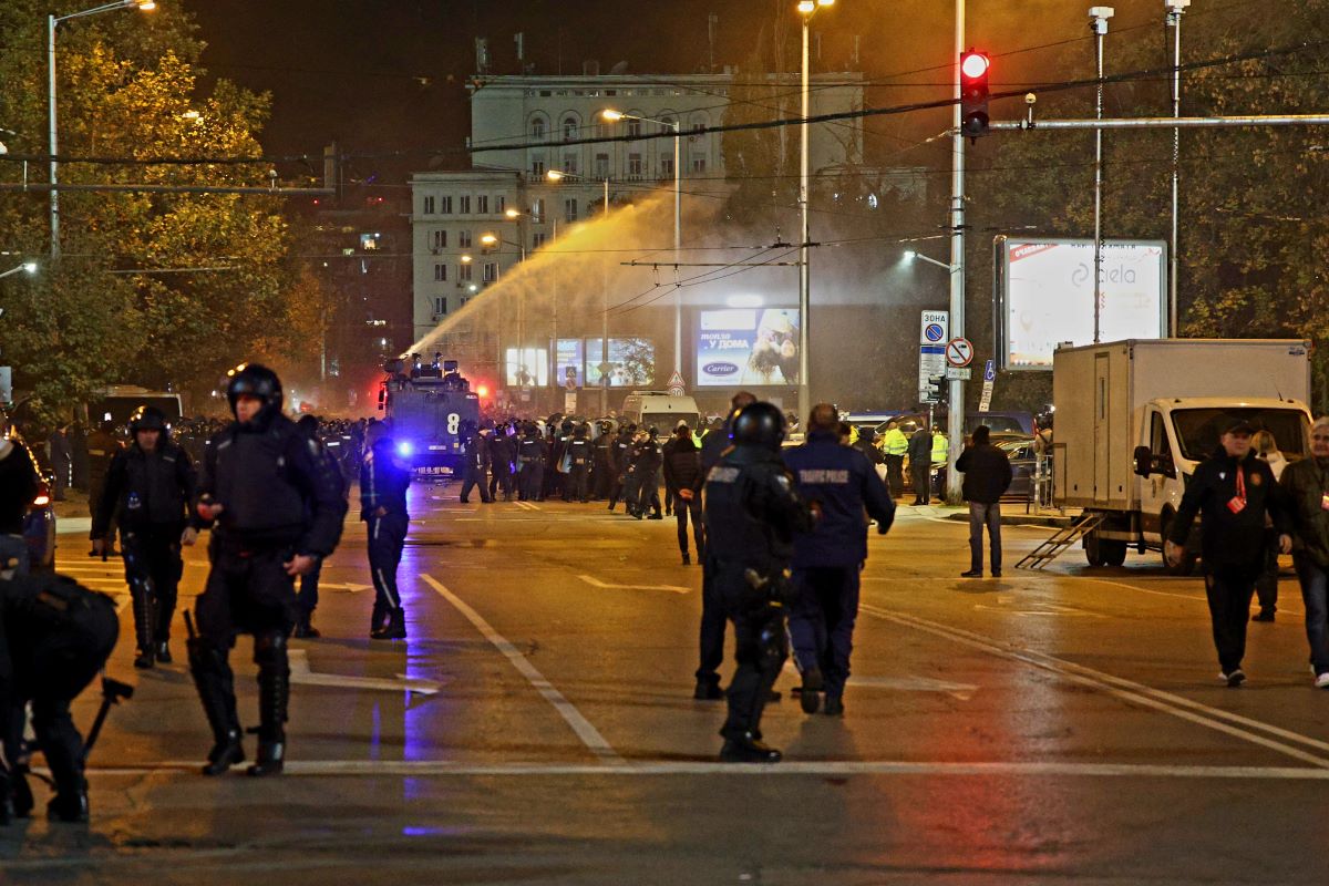 Напрежението пред Националния стадион Васил Левски ескалира след като събралите