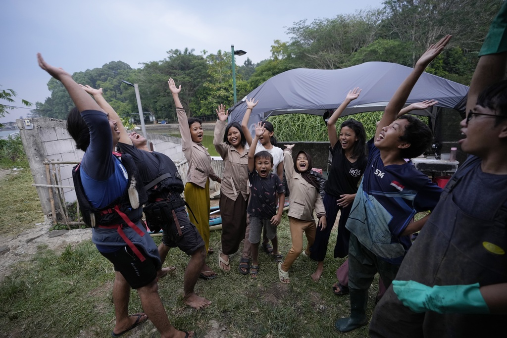 Деца и тийнейджъри събират отпадъци в езеро в град Богор в Индонезия