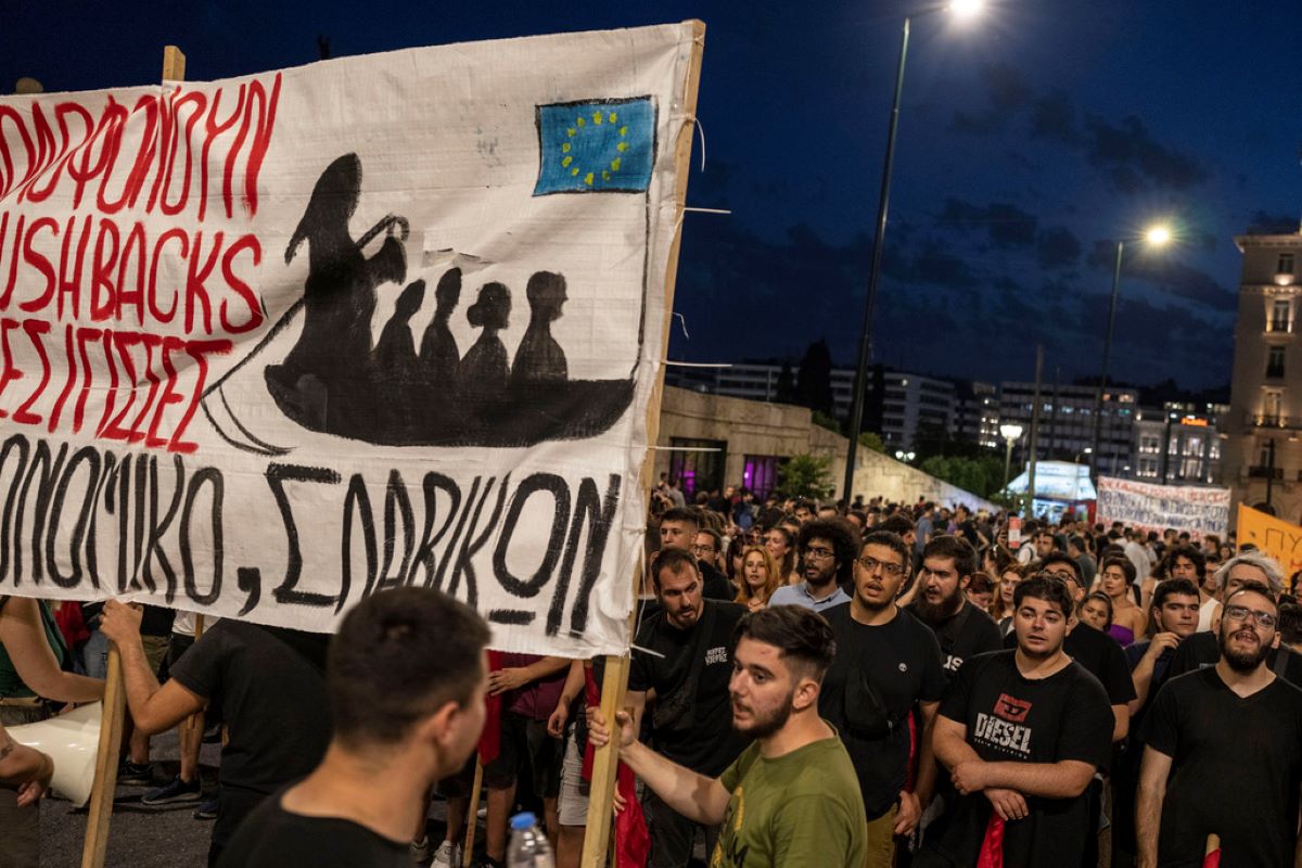 В Гърция хиляди хора протестираха в големите градове заради корабокрушението