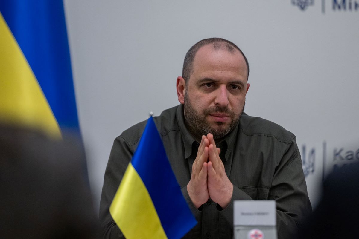 Според украинския министър на отбраната страната му продължава да действа