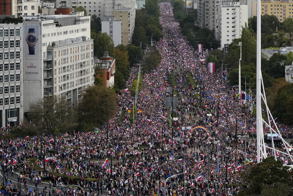 Хиляди привърженици на опозицията се събраха в центъра на Варшава