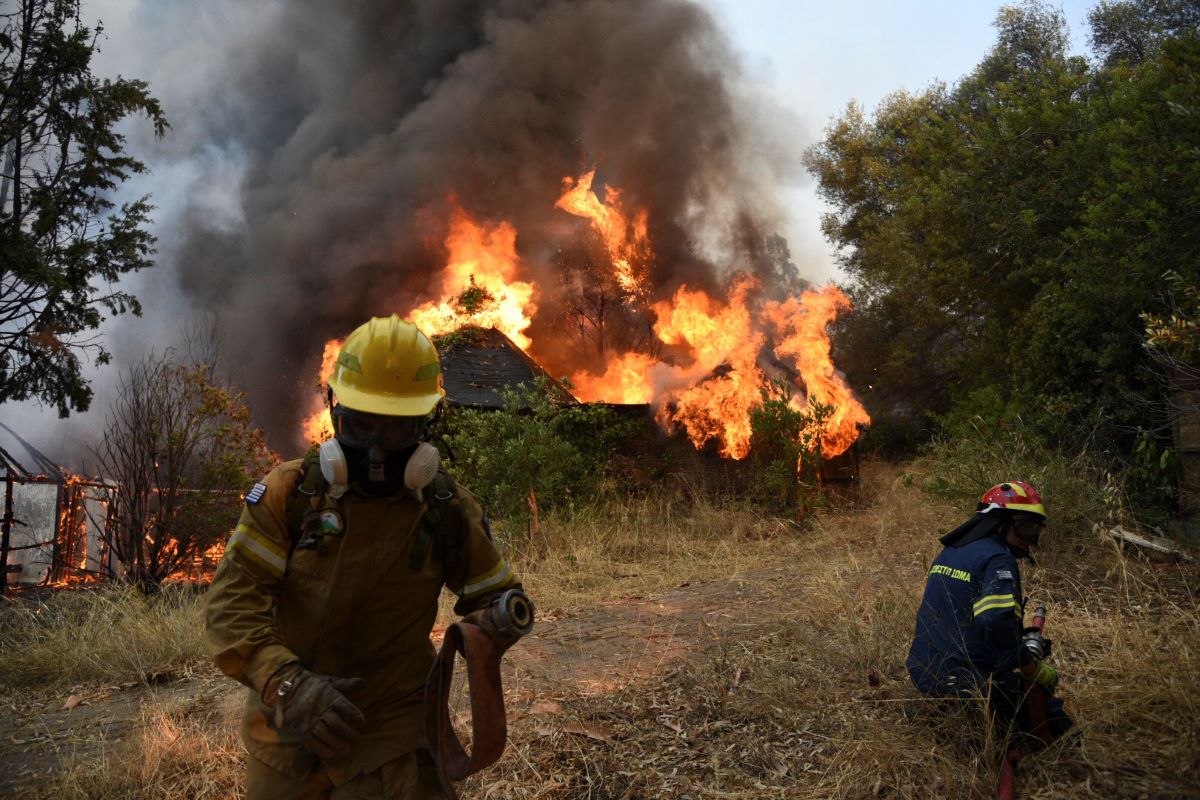 Гръцките пожарникари и служби за спешна помощ участваха в мащабно