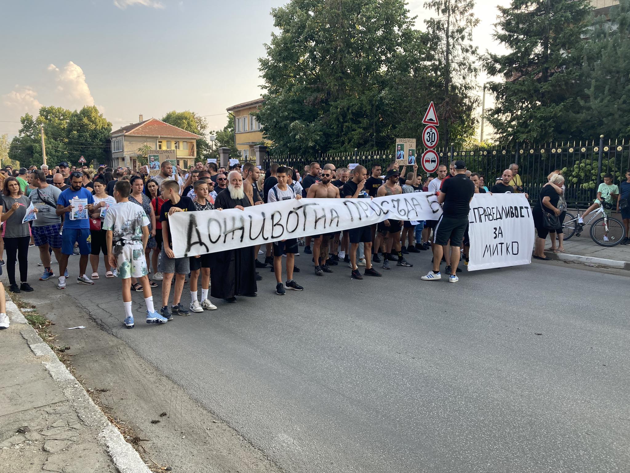 Поредна вечер на протести в Цалапица. Жители на селото и
