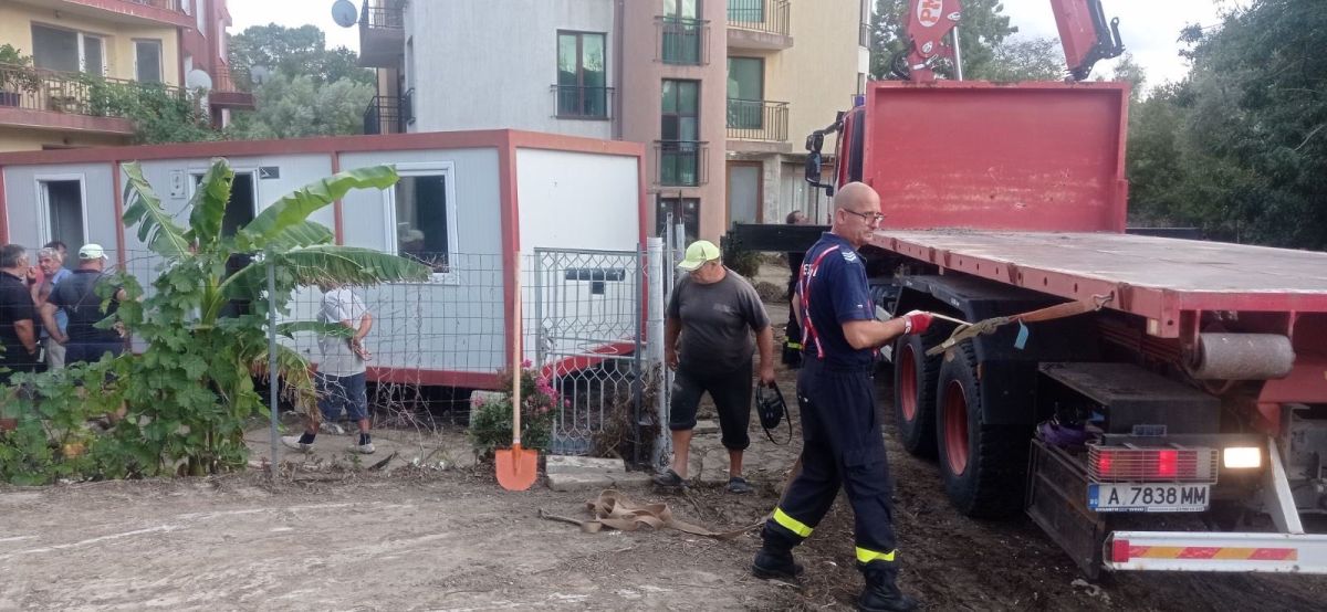 Засегнатите от наводненията в община Царево населени места остават без
