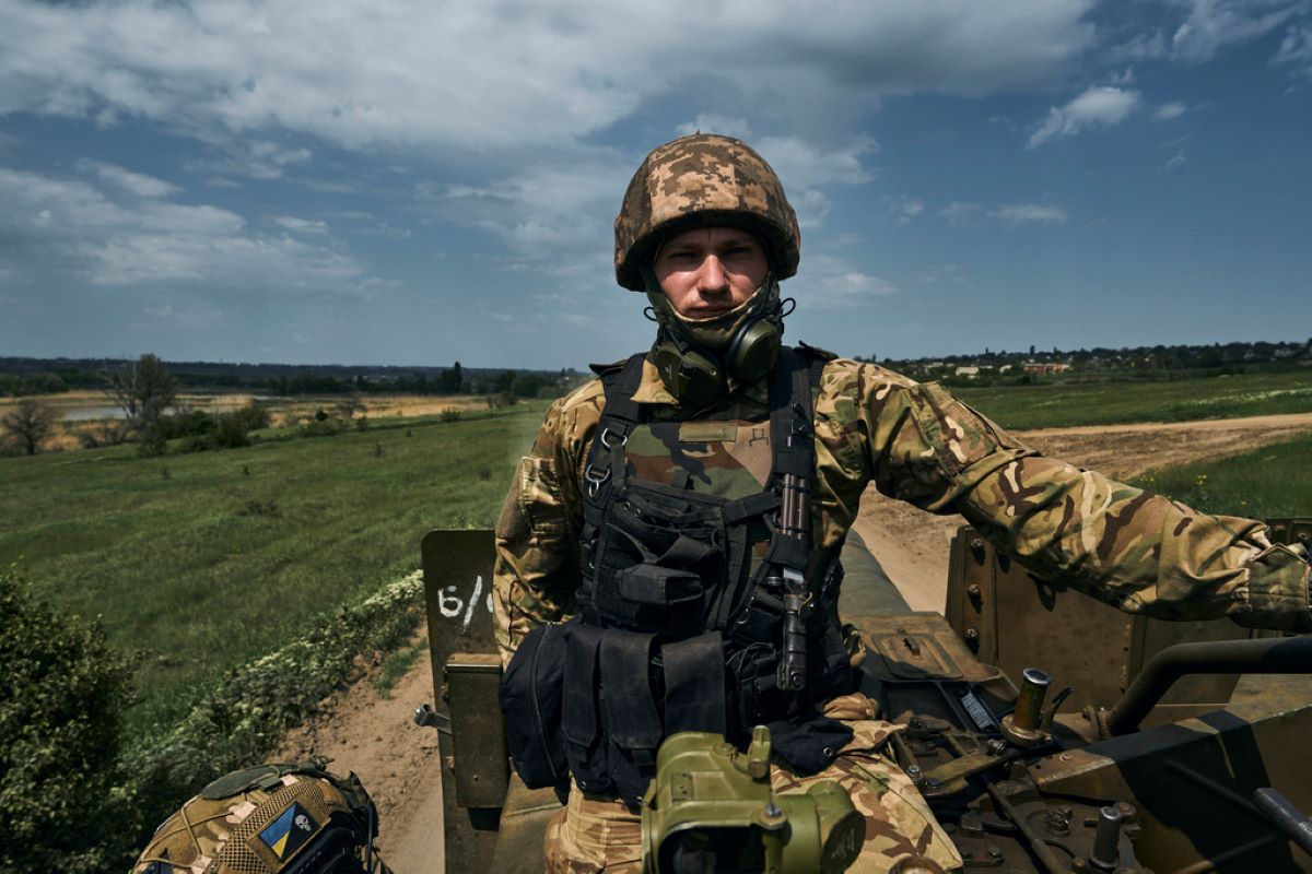 Този окоп, който украинските войници се опитват да възстановят, не