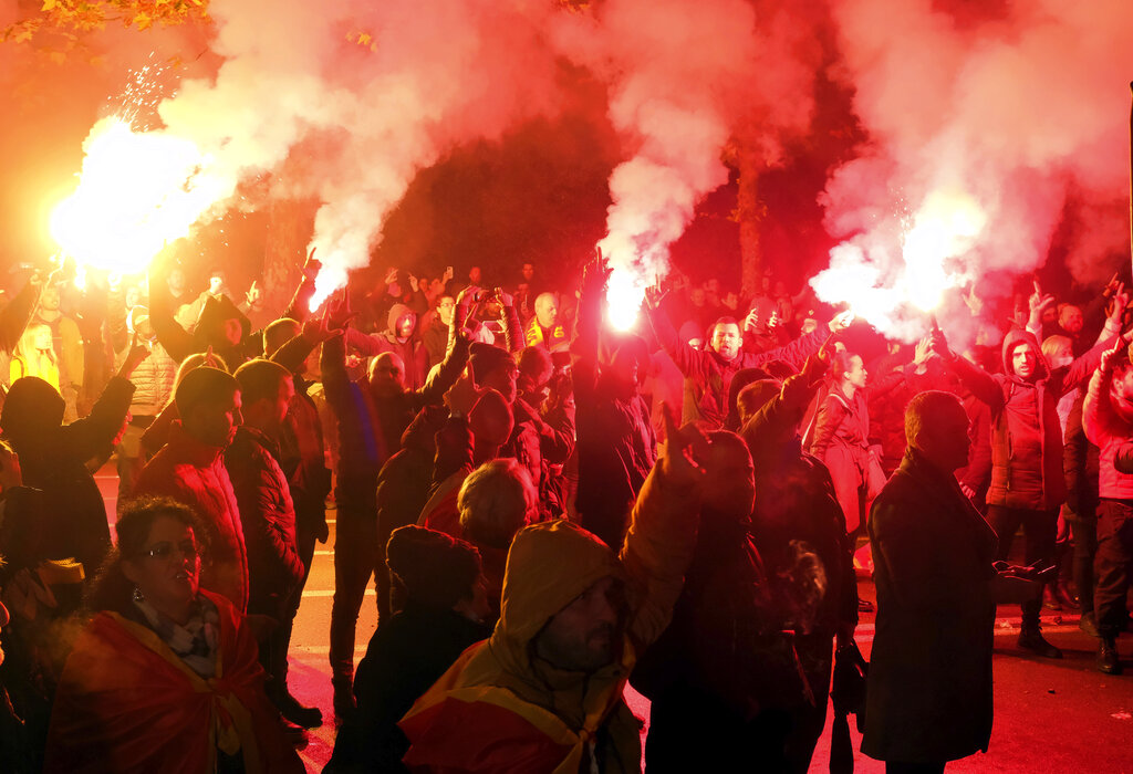 Хиляди в Черна гора излязоха на протест след като депутатите 