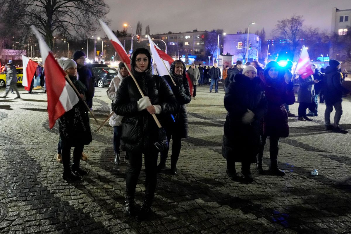 След като новият кабинет на Полша уволни шефовете на обществените