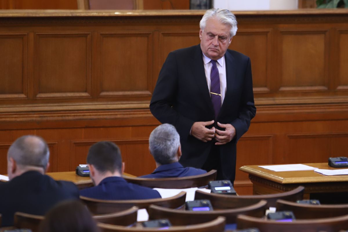 Депутатът от Продължаваме промяната Демократична България Бойко Рашков поема председателското място