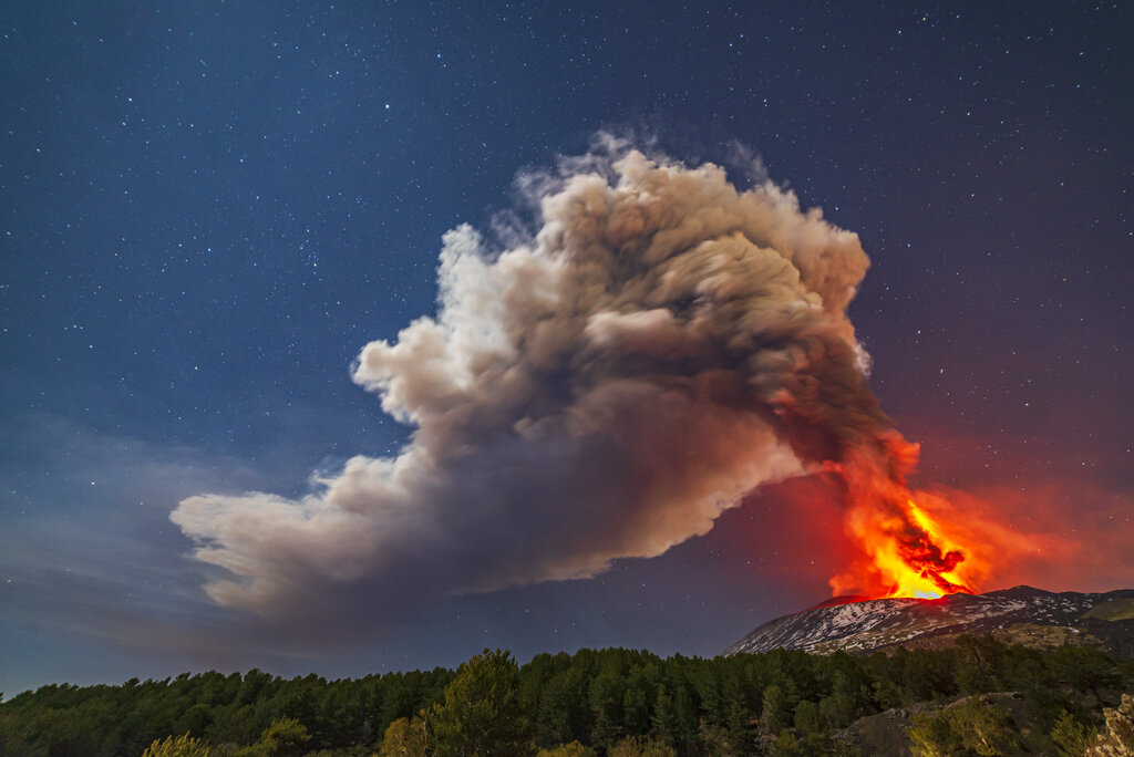 Италианският вулкан Етна изригна отново Тоновете лава озариха небето през