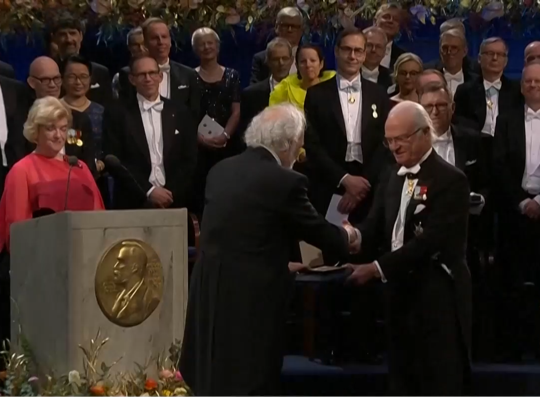 Най дълго управлявалият крал на Швеция връчи наградите на тазгодишните Нобелови