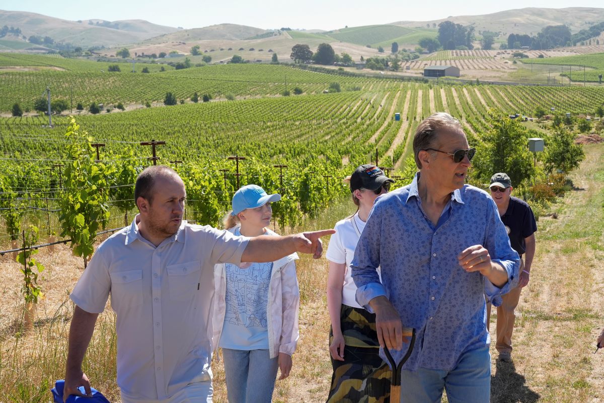 Група винопроизводители намиращи се в близост до фронтовата линия на