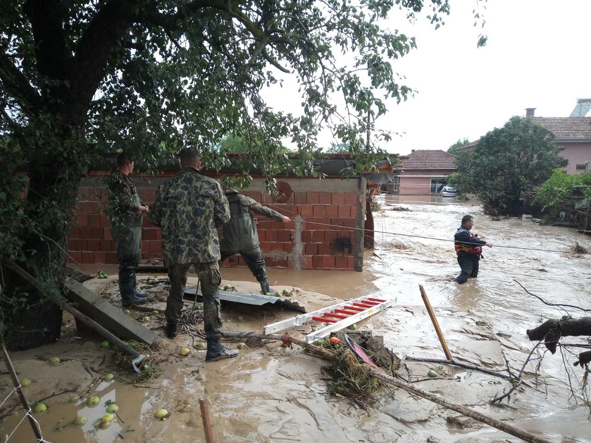 Продължава разчистването на най-засегнатите от наводнението карловски села Богдан и Каравелово.
Жителите на Каравелово все