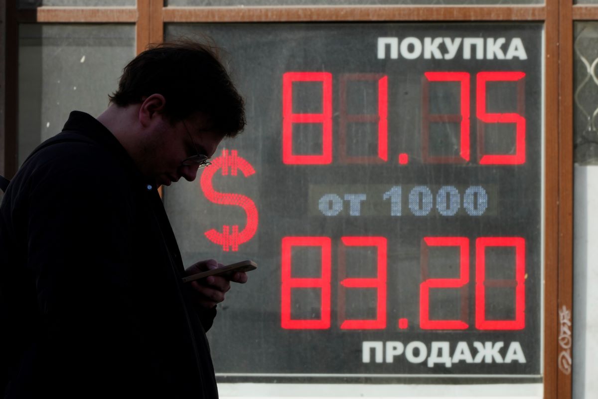 Руската рубла достигна над 16 месечно дъно възпрепятствана от силното