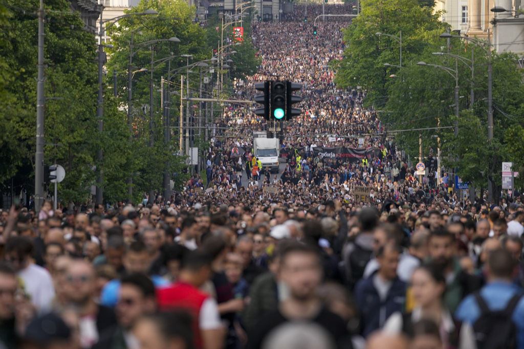 Хиляди хора се събраха отново в центъра на Белград за
