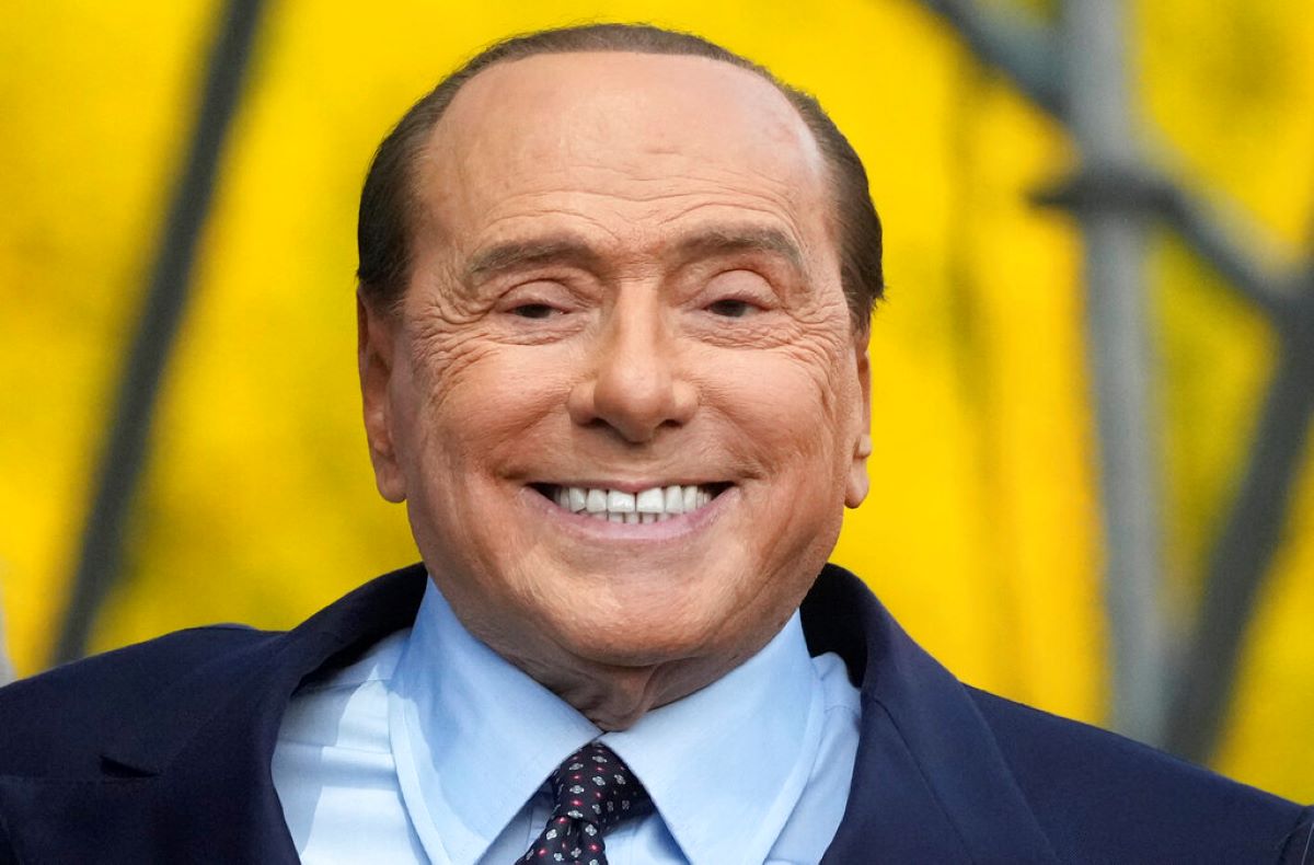 Бившият италиански премиер Силвио Берлускони е приет в интензивно отделение