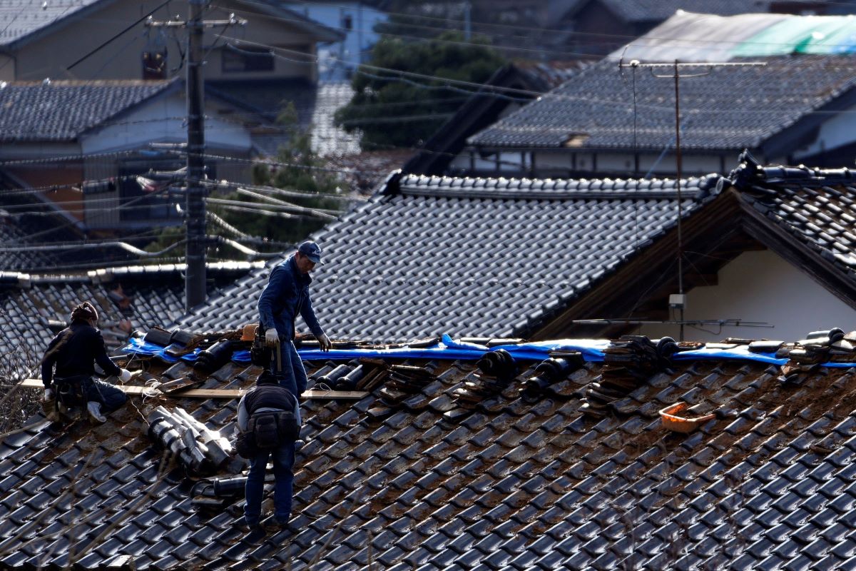 Издирването на затрупаните под развалините от силното земетресение в Япония
