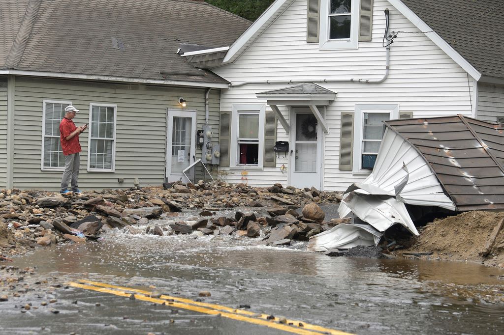 Проливни дъждове наводниха части от Масачузетс и Роуд Айлънд като
