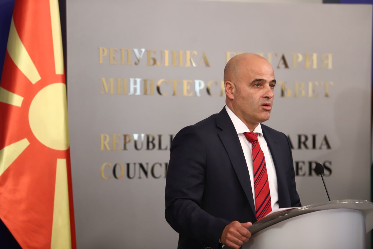 Македонският премиер упрекна че страната сама се блокира по пътя