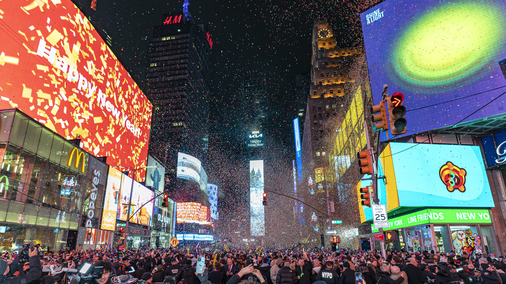 Новата година настъпи под радостните възгласи на десетки хиляди души